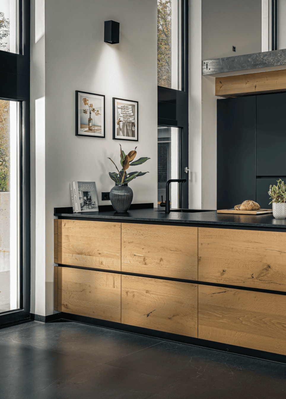 Elegante Küchendetailaufnahme mit Steinplatte und indirekter Beleuchtung