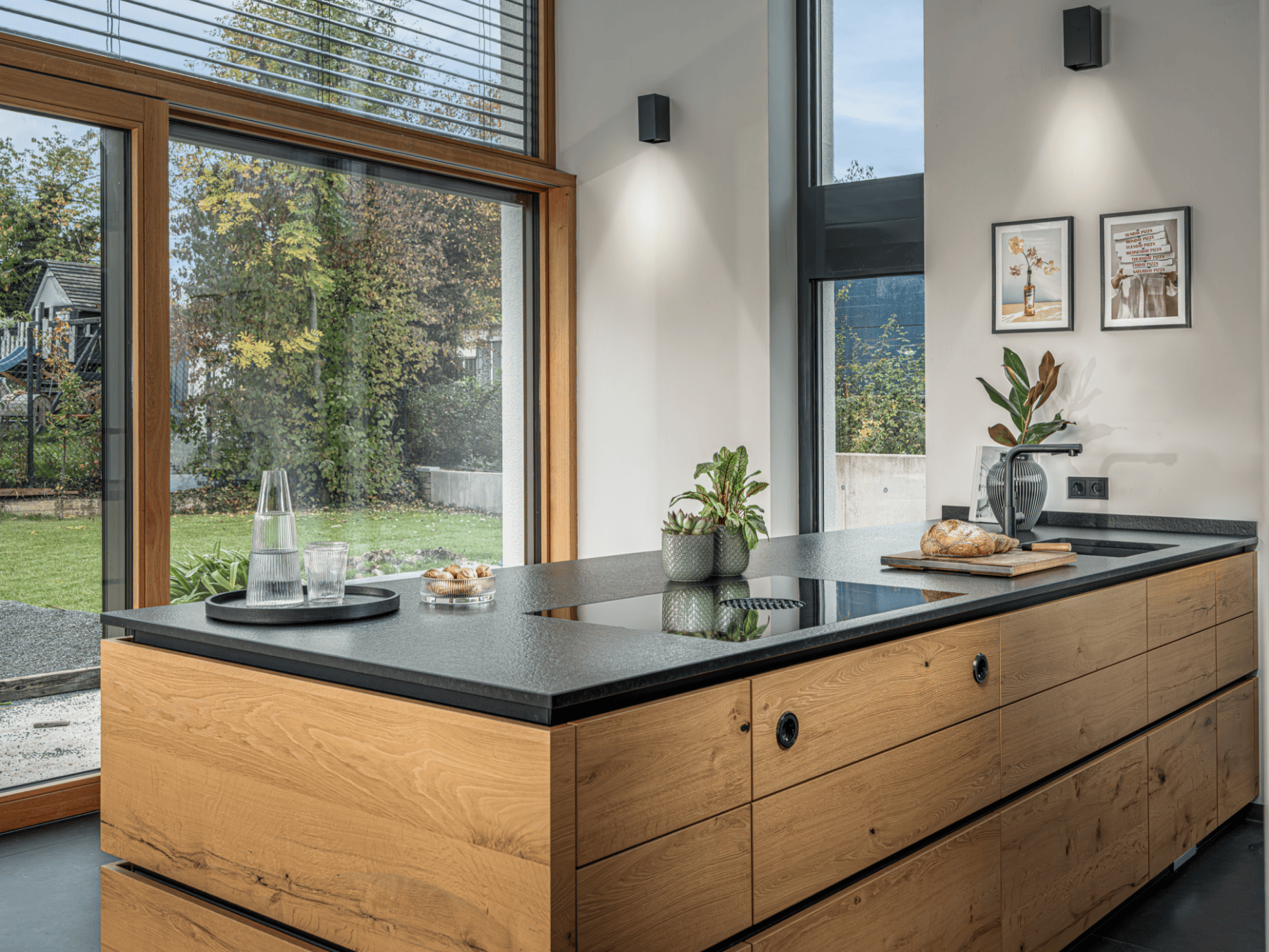 Offener Wohn- und Kochbereich mit Panoramablick, fotografiert für Dross&Schaffer in Neumarkt