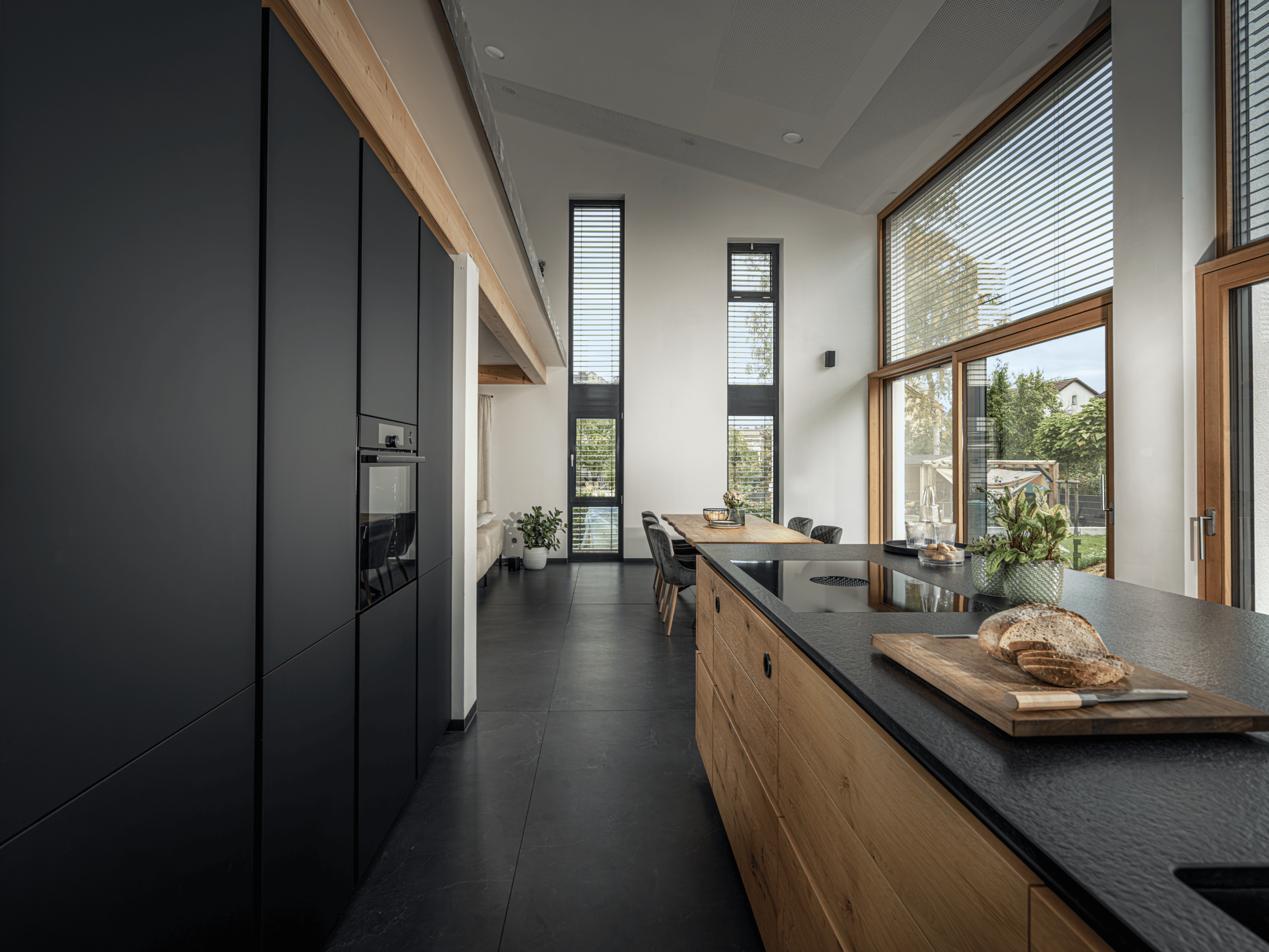 Minimalistisches Regal- und Küchenlayout in der Referenzküche Neumarkt