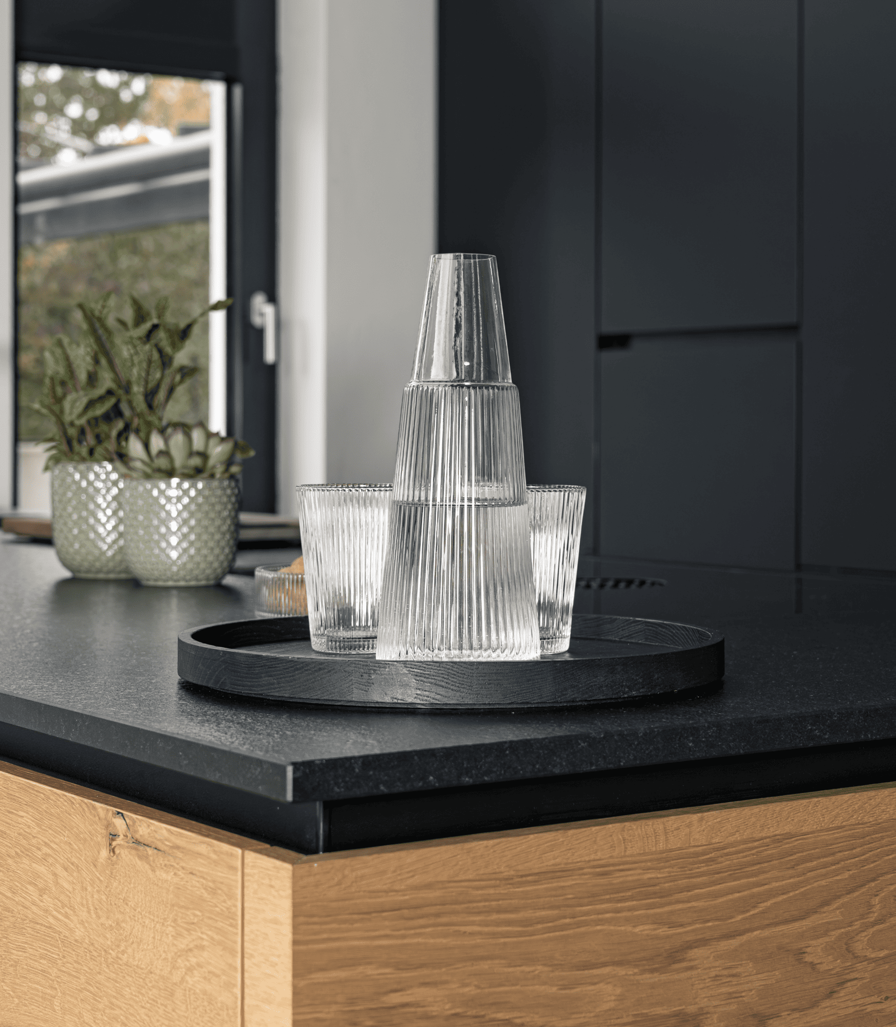 Detail der Küchenfronten mit grünem Akzent und Barhockern, fotografiert von Okan Sayan