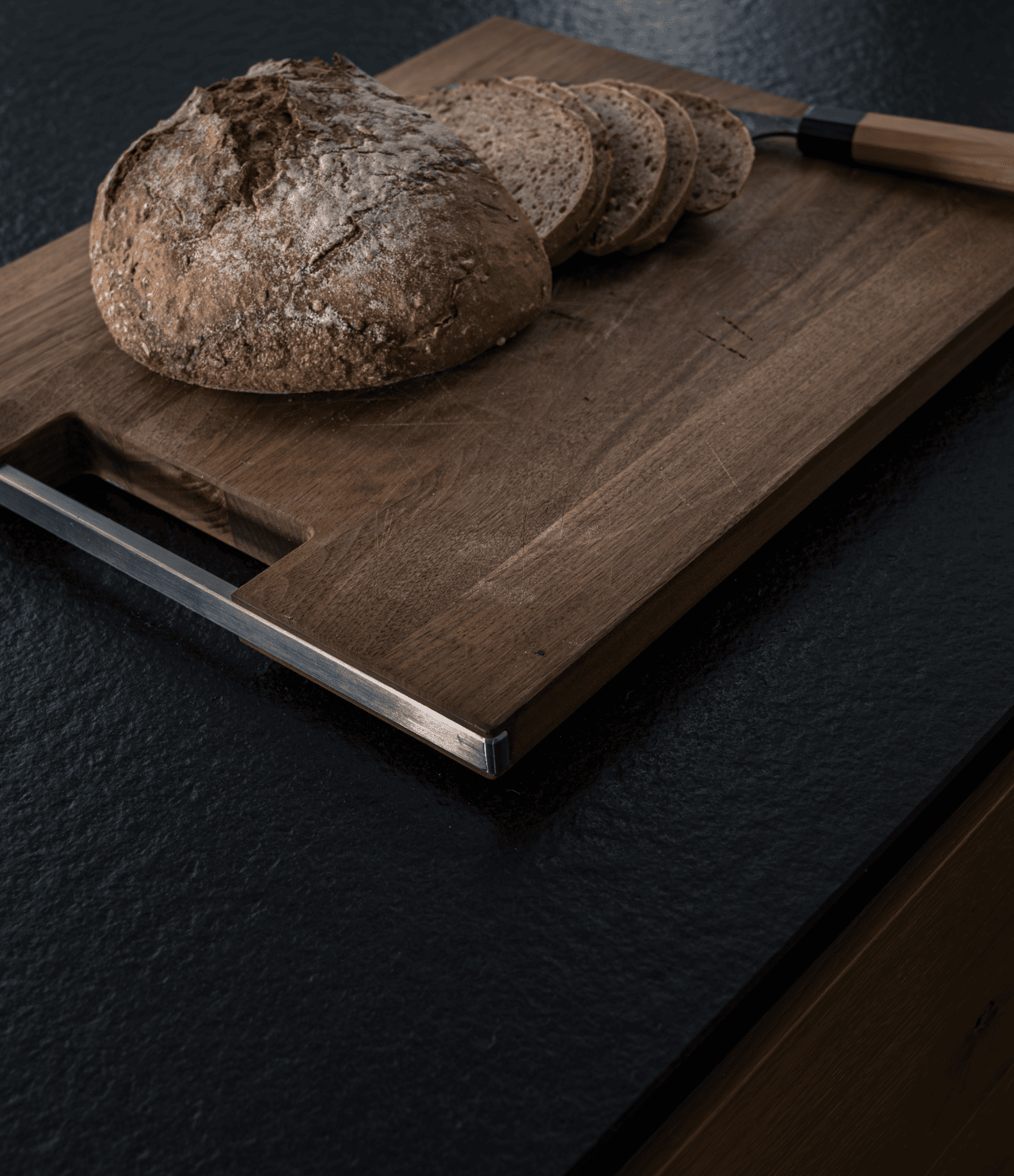 Wohn- und Essbereich mit grünem Akzentstuhl und Blick auf die Küche