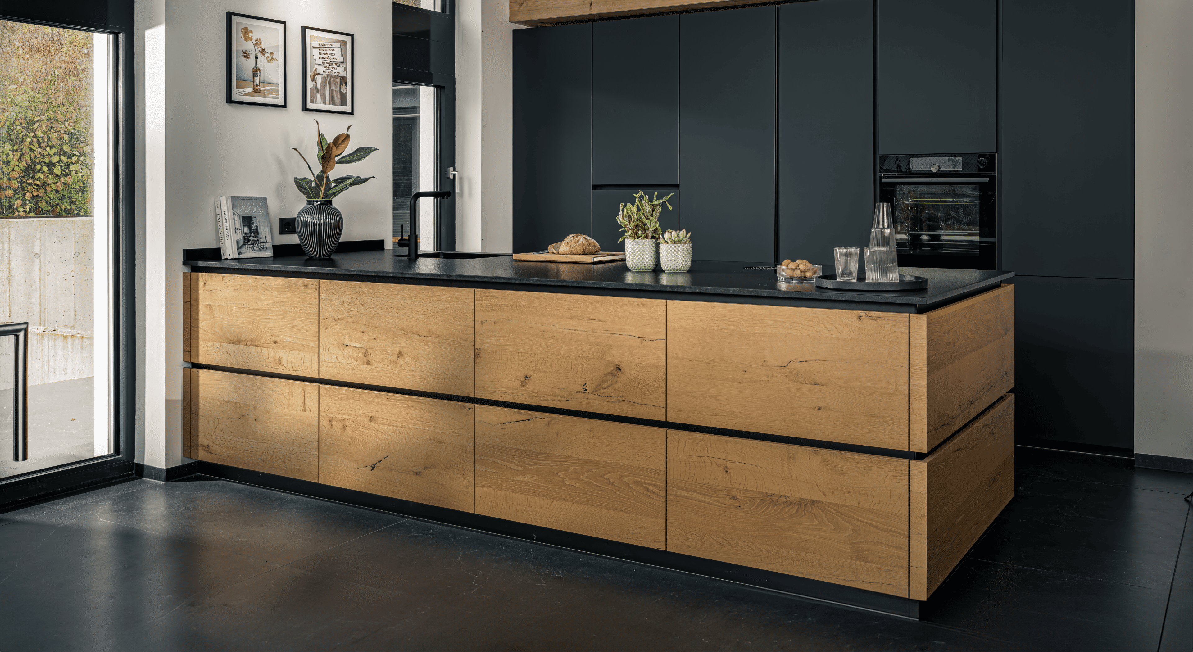 Architekturdetail mit minimalistischer Leuchte und Holzoberfläche in der Dross&Schaffer Küche