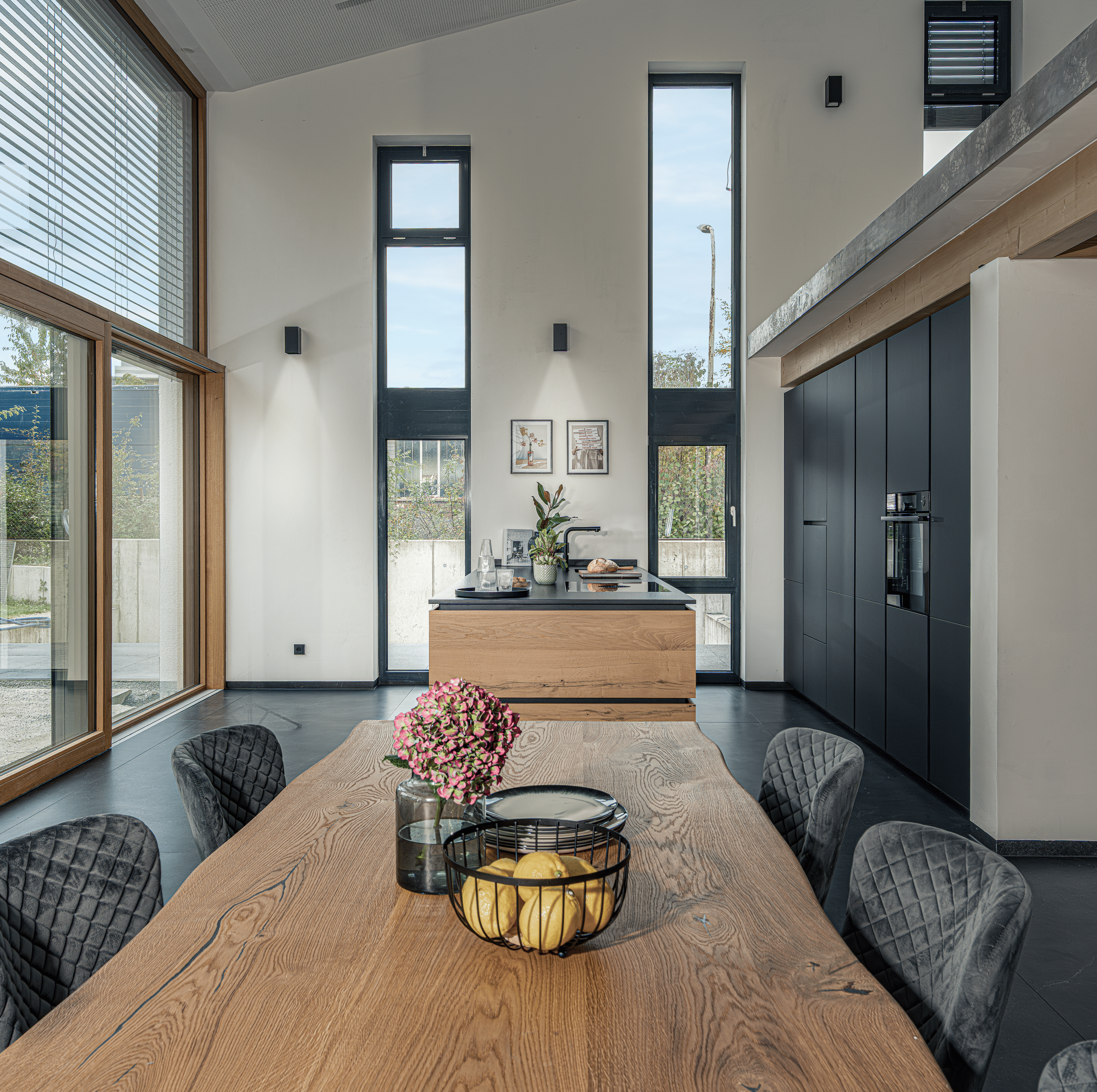 Detailaufnahme eines samtbezogenen Akzentstuhls in der Referenzküche