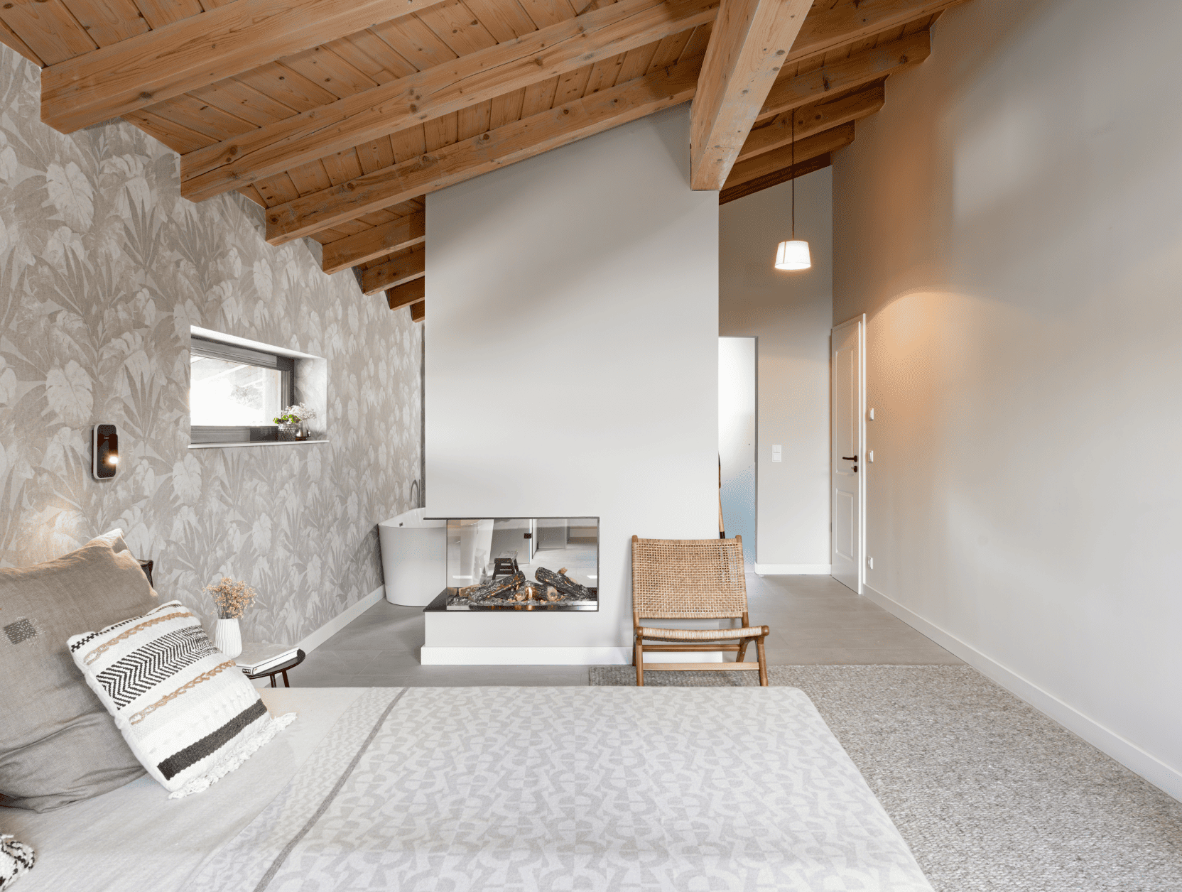 Alpiner Wohnraum mit raumhohen Fenstern und Talblick, fotografiert für The Herold Homes im Brixental