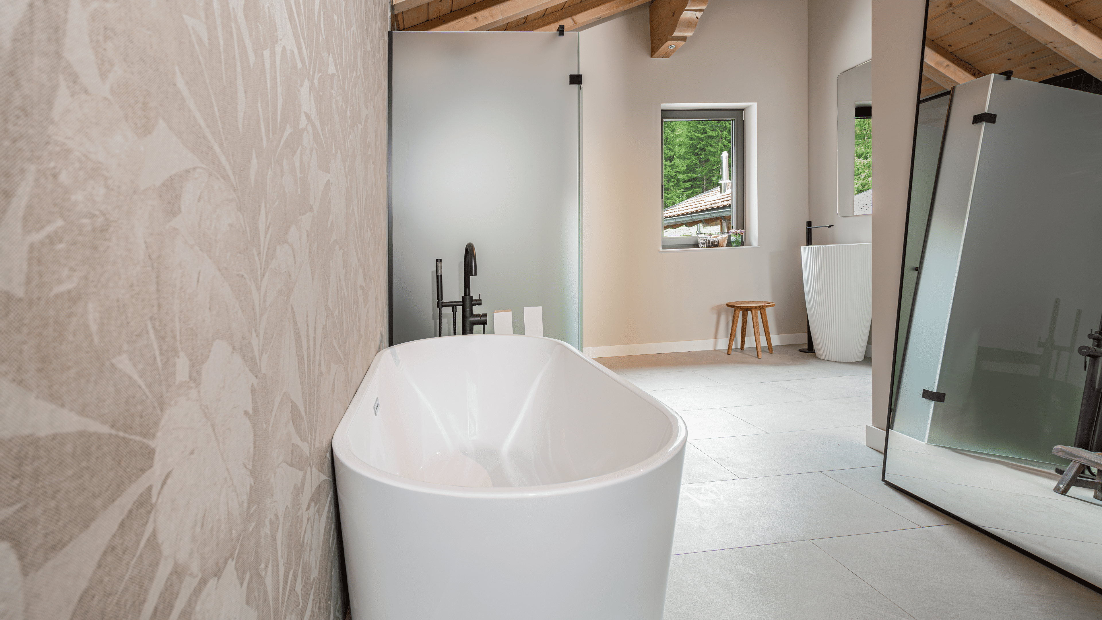 Lichtdurchflutetes Chalet mit moderner Treppe und Holzdetails im Brixental