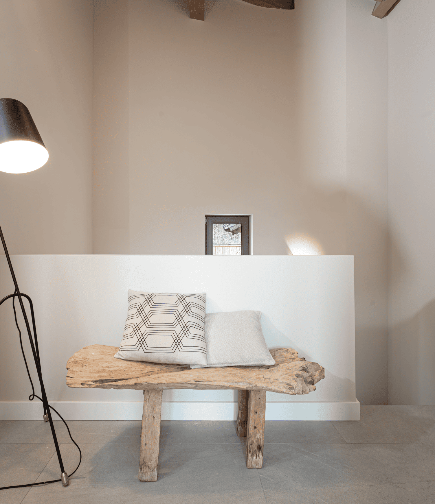 Wohn- und Essbereich mit Galeriegeschoss, alpines Interior von The Herold Homes