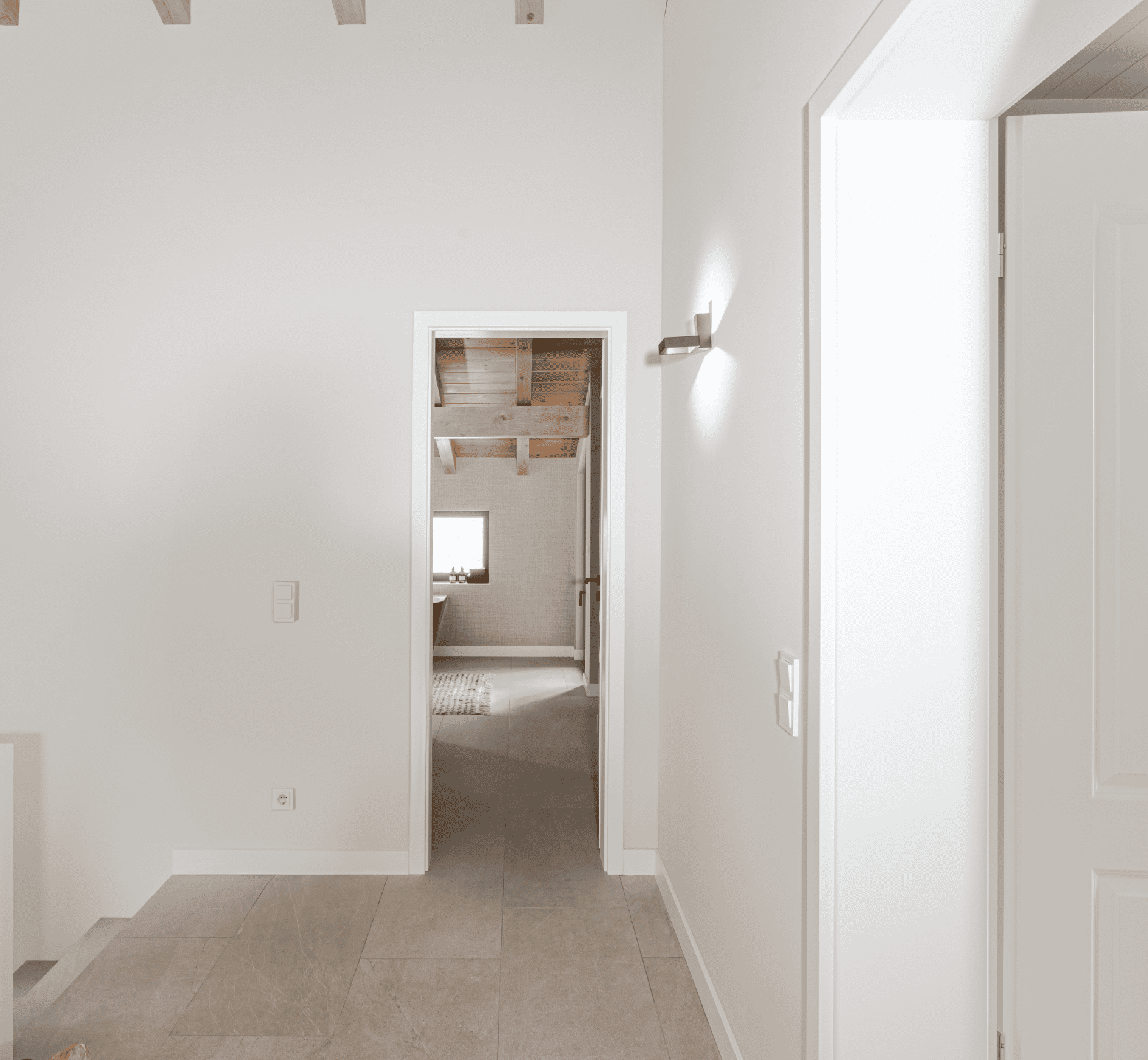 Modernes Chalet-Interior mit Holzdecken und Sitzlandschaft, fotografiert von Okan Sayan