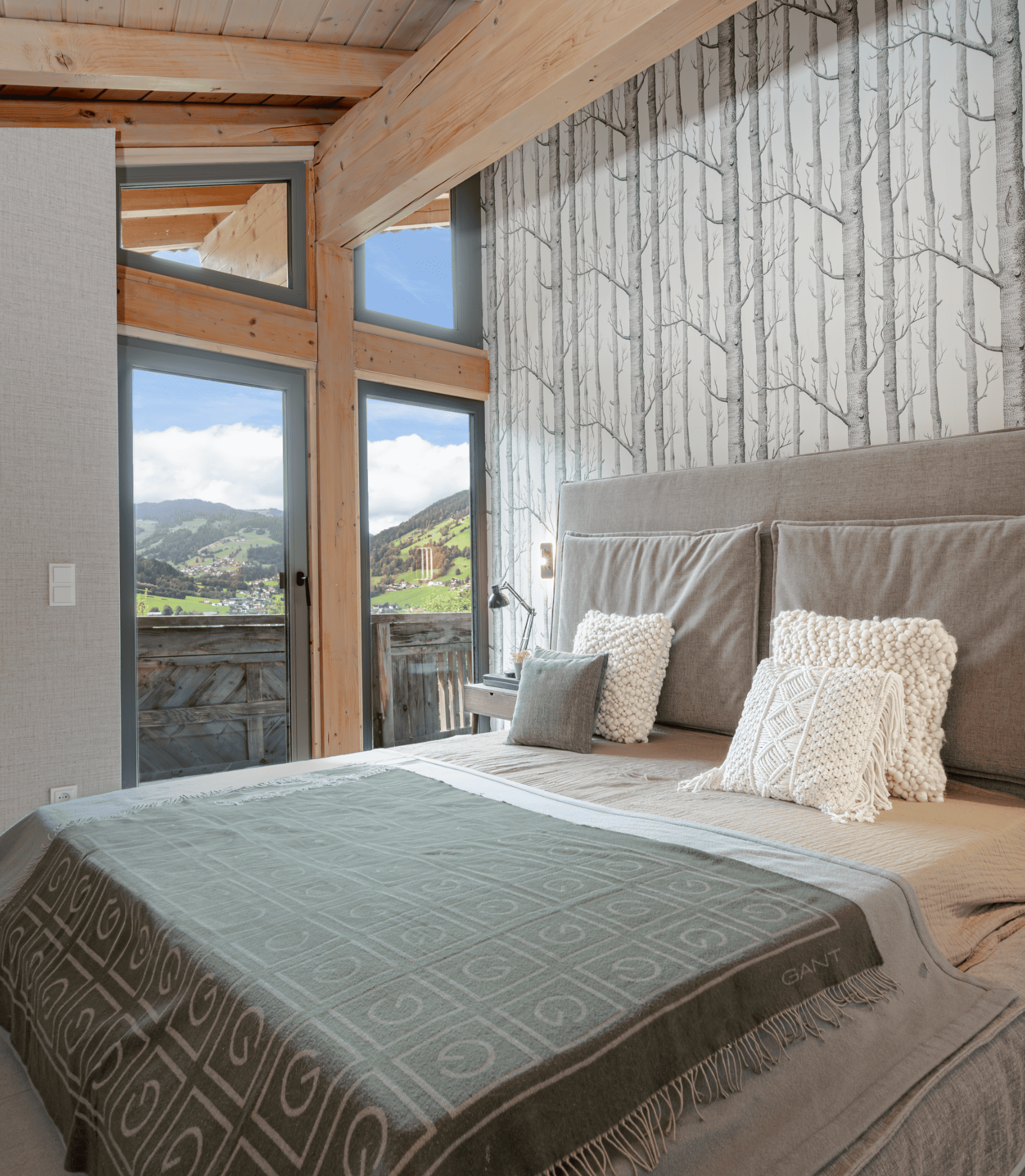 Wohnzimmer mit Panoramafenstern und Bergblick, Architekturfotografie von Okan Sayan