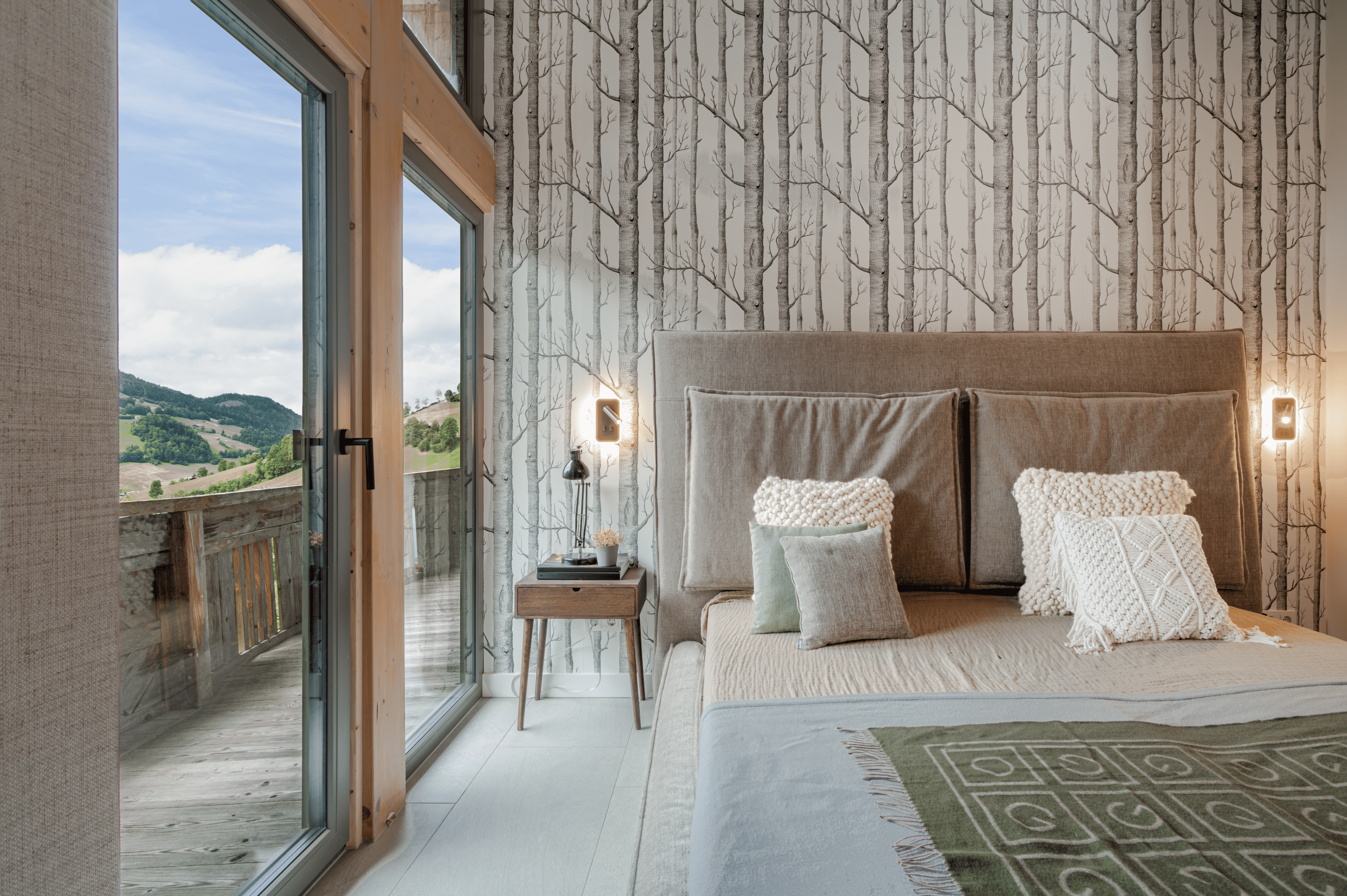 Detailaufnahme des Wohnbereichs mit Stoffsofa und Holzdecke im Brixental
