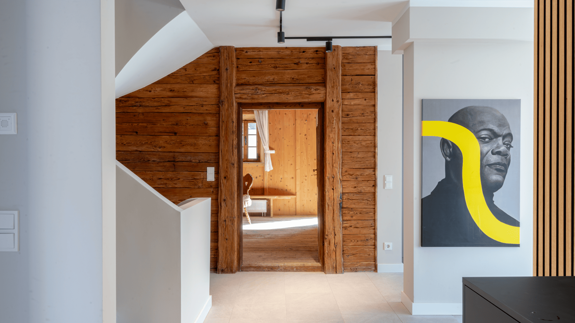 Detailaufnahme einer Treppenstufe aus Holz und Glas im Chalet von The Herold Homes