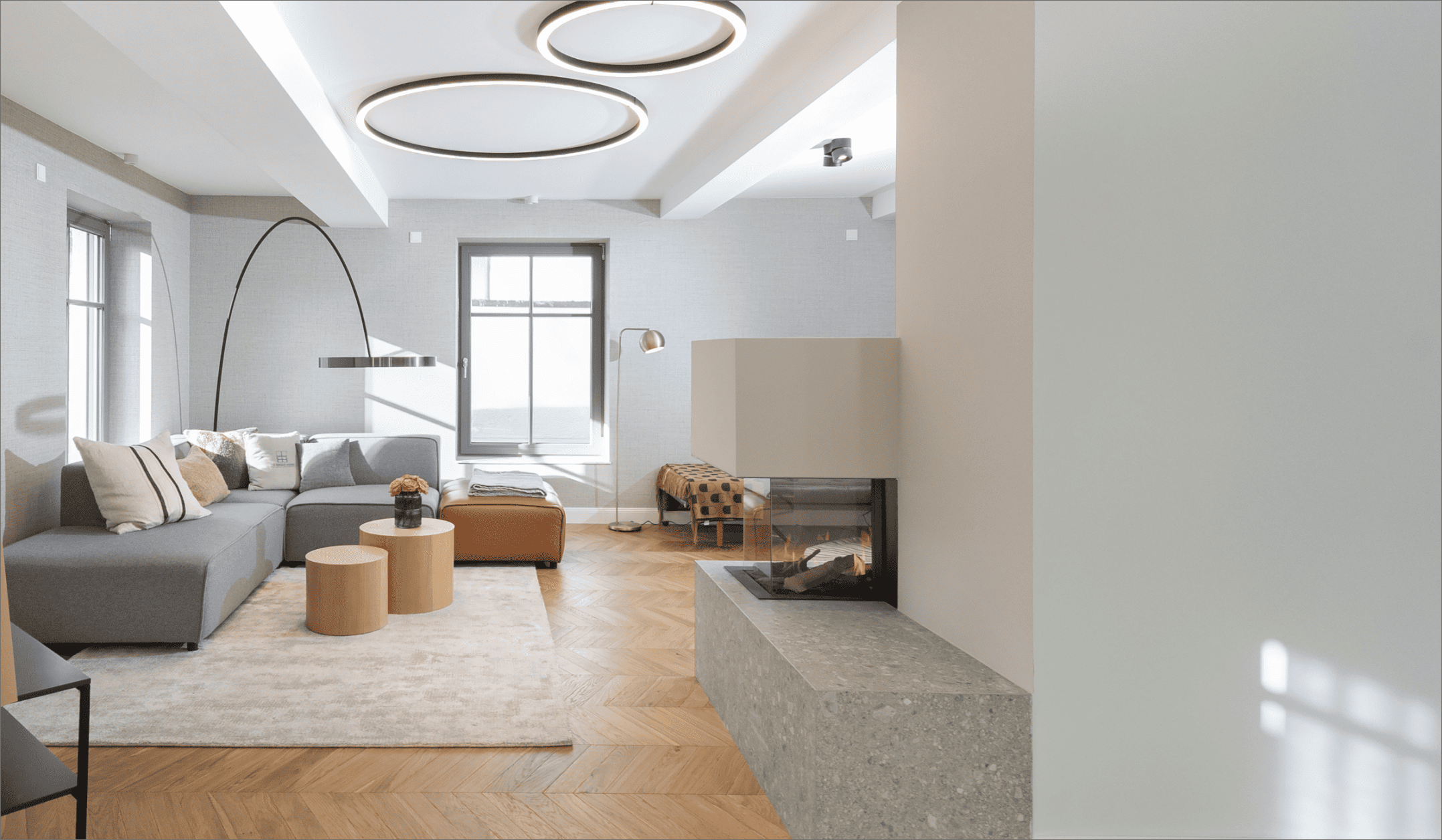 Eleganter Wohnraum mit raumhohen Fenstern in einer Villa von The Herold Homes in München-Harlaching