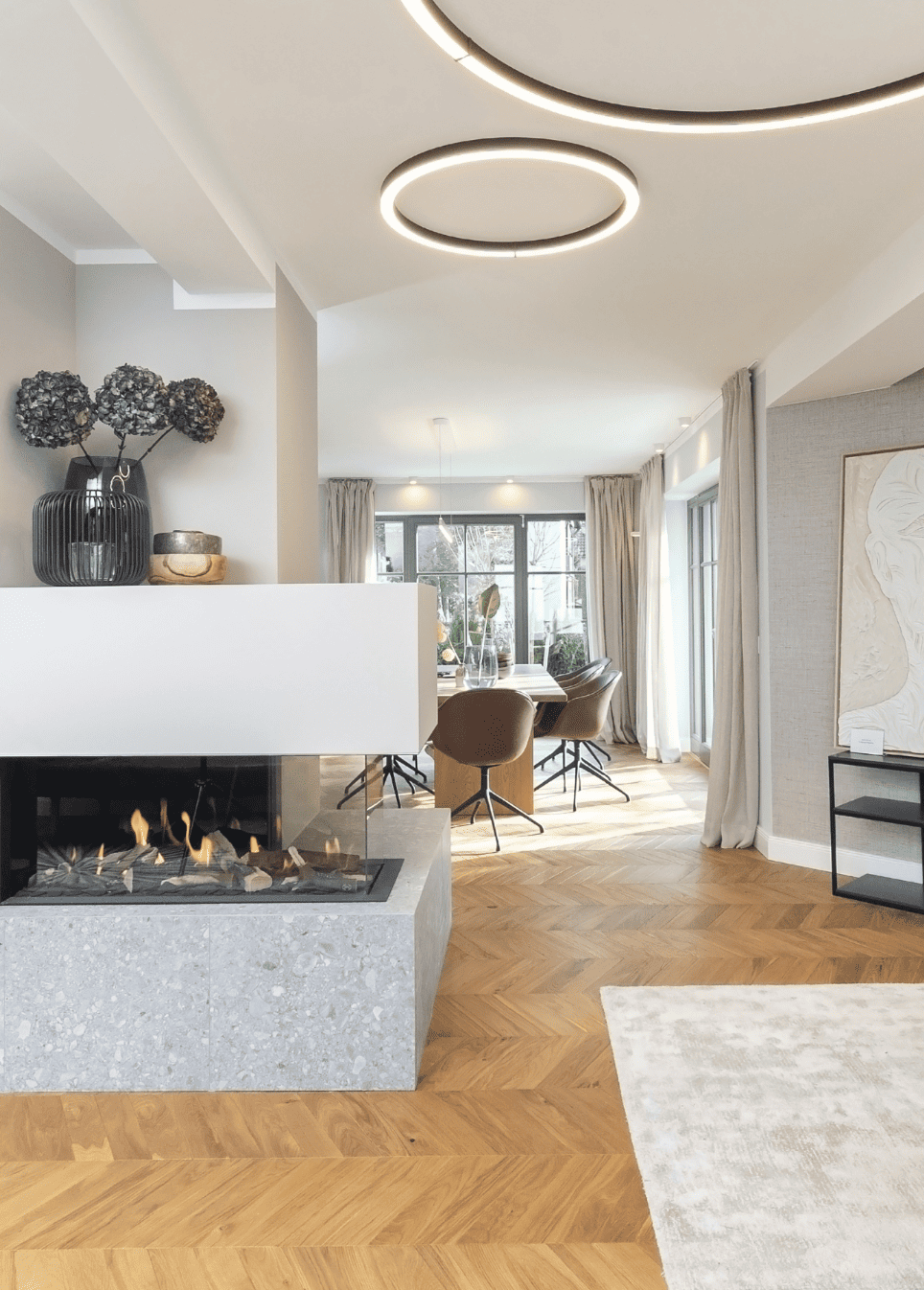 Wohn- und Essbereich mit Galerie und Holzdecken, fotografiert von Okan Sayan in München-Harlaching