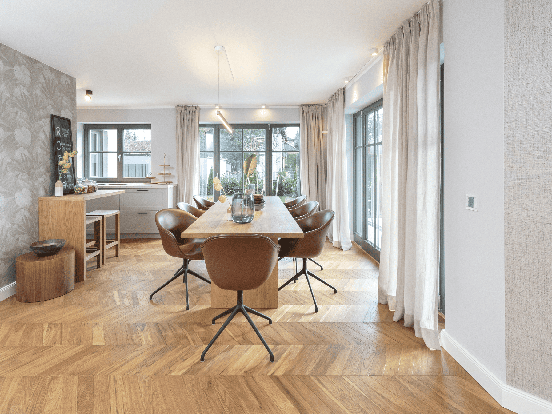 Modernes Interior mit offener Regalwand und Designmöbeln in Harlaching