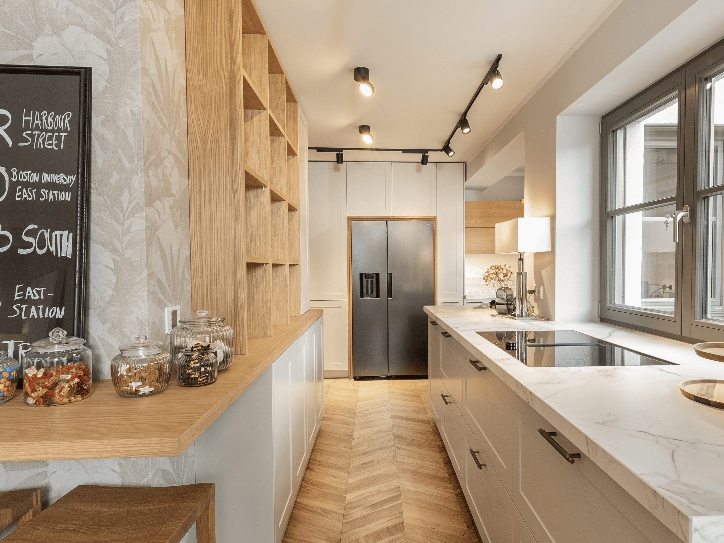 Premiumküche mit Kochinsel und Holzdecke in München-Harlaching