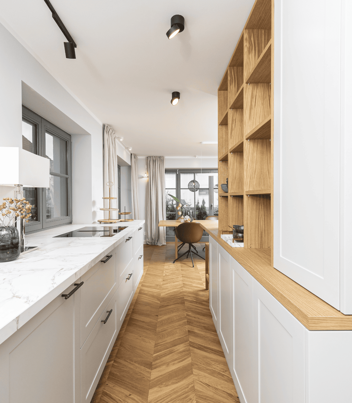 Luftiger Wohnraum mit Sofa und Blick ins Grüne, fotografiert für The Herold Homes