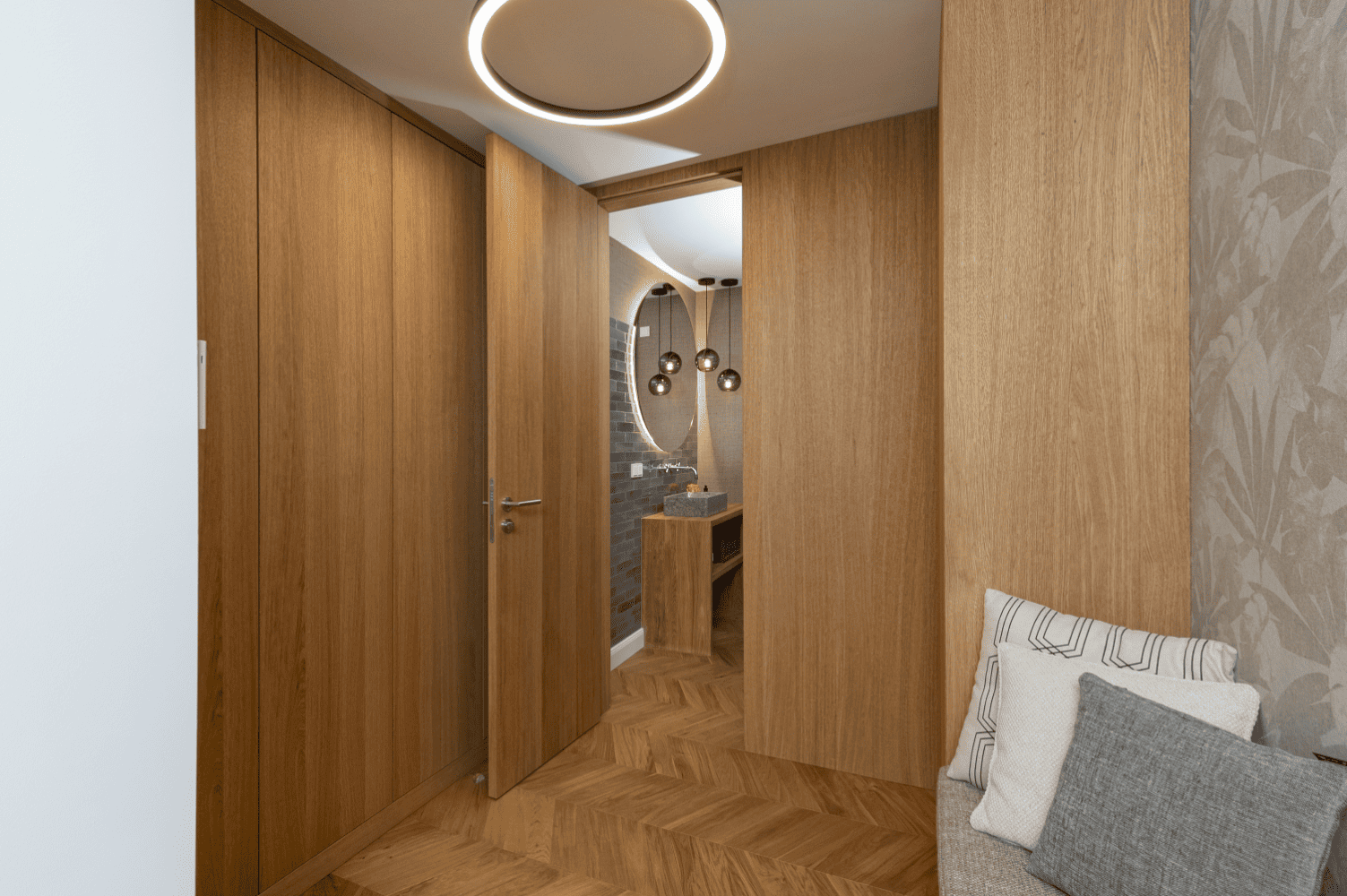 Detailaufnahme der Küchenzeile mit Holzfronten und Steinplatte