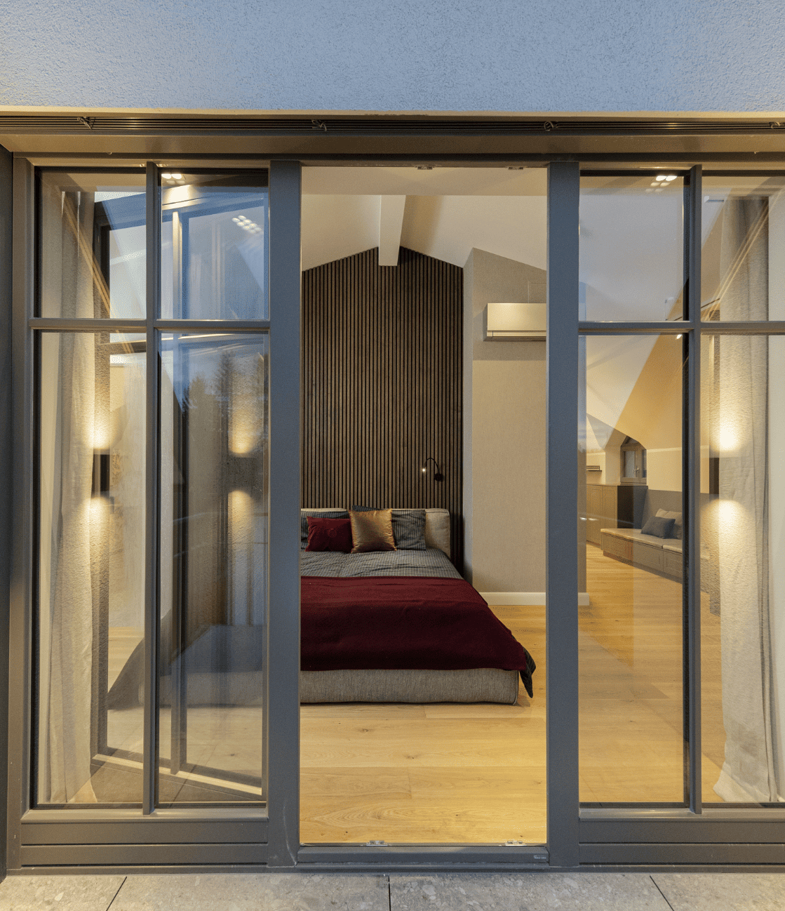 Treppenhaus mit Holzgeländer und Tageslicht in der Stadtvilla