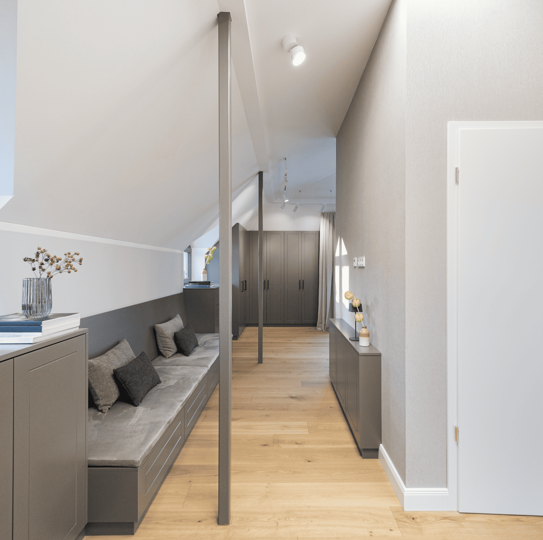 Detailaufnahme einer Holztreppe mit Metallgeländer in München-Harlaching