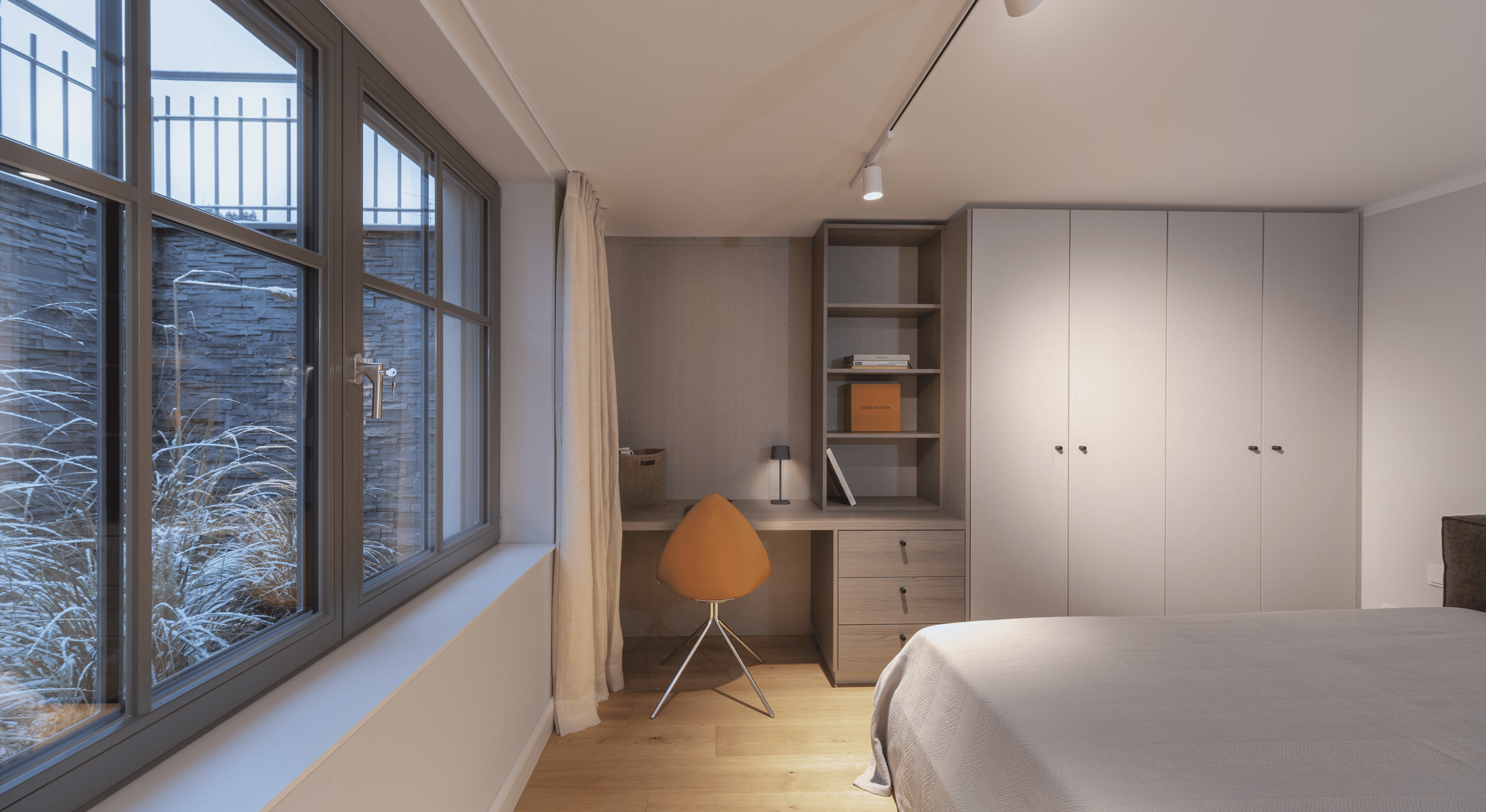 Detailaufnahme eines Designmöbels mit Kunstobjekt in der Stadtvilla