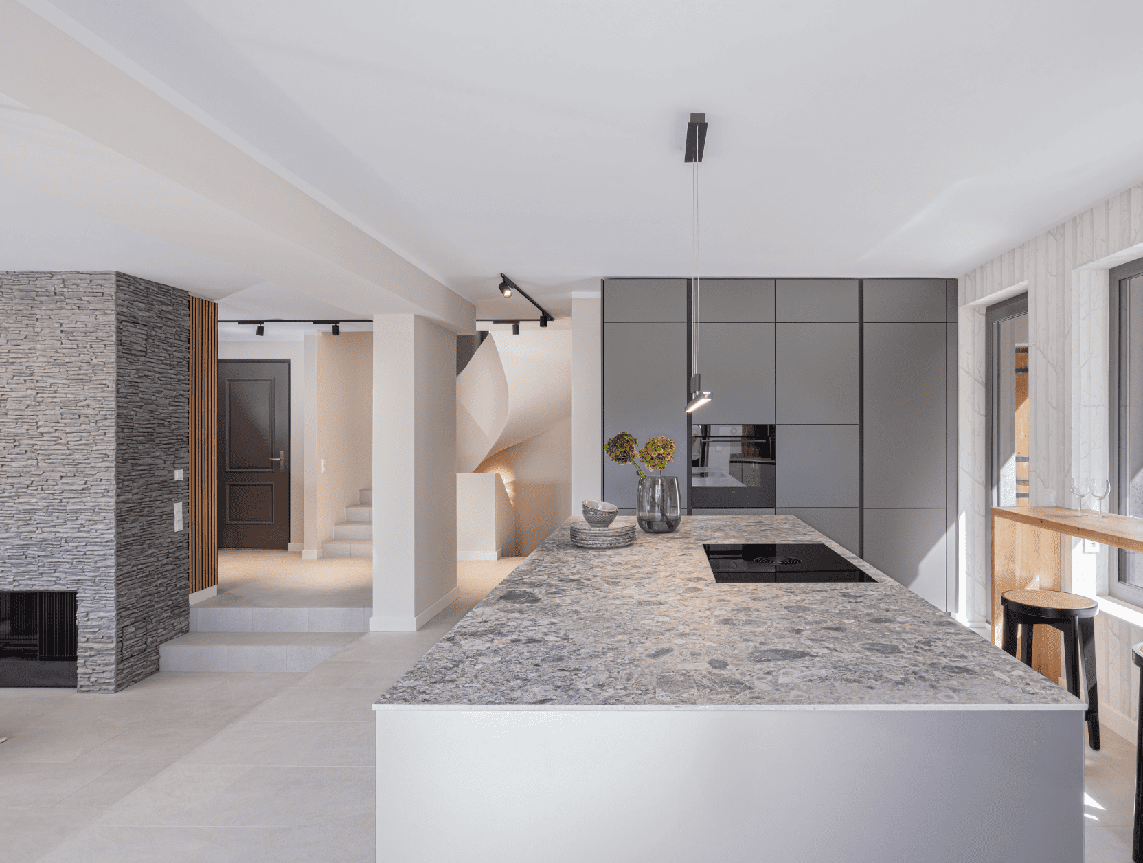 Alpiner Wohnraum im Mountain Retreat A mit raumhohen Fenstern und Talblick, fotografiert von Okan Sayan