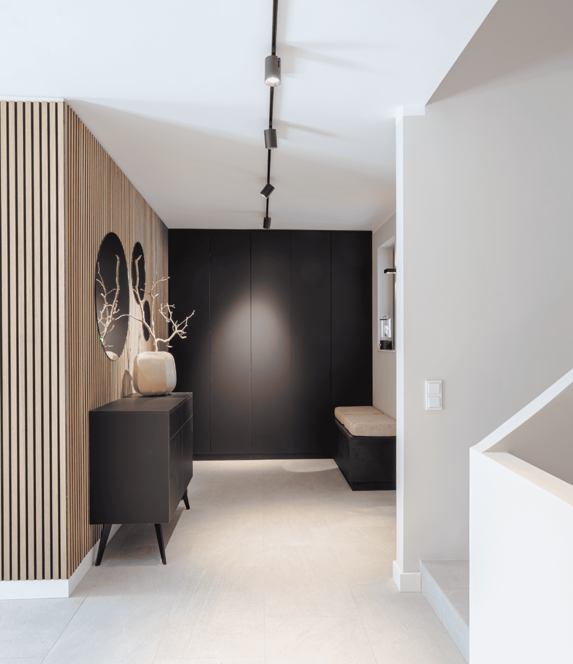 Offener Wohn- und Essbereich mit Galerie und Holzdeckenkonstruktion im Brixental