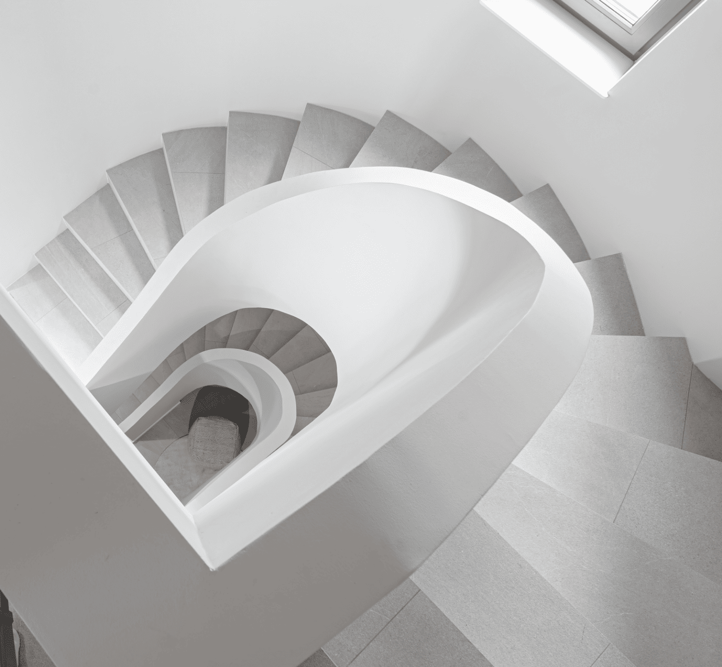 Modernes Chalet-Interior mit Sofa und Holzwand, fotografiert für The Herold Homes