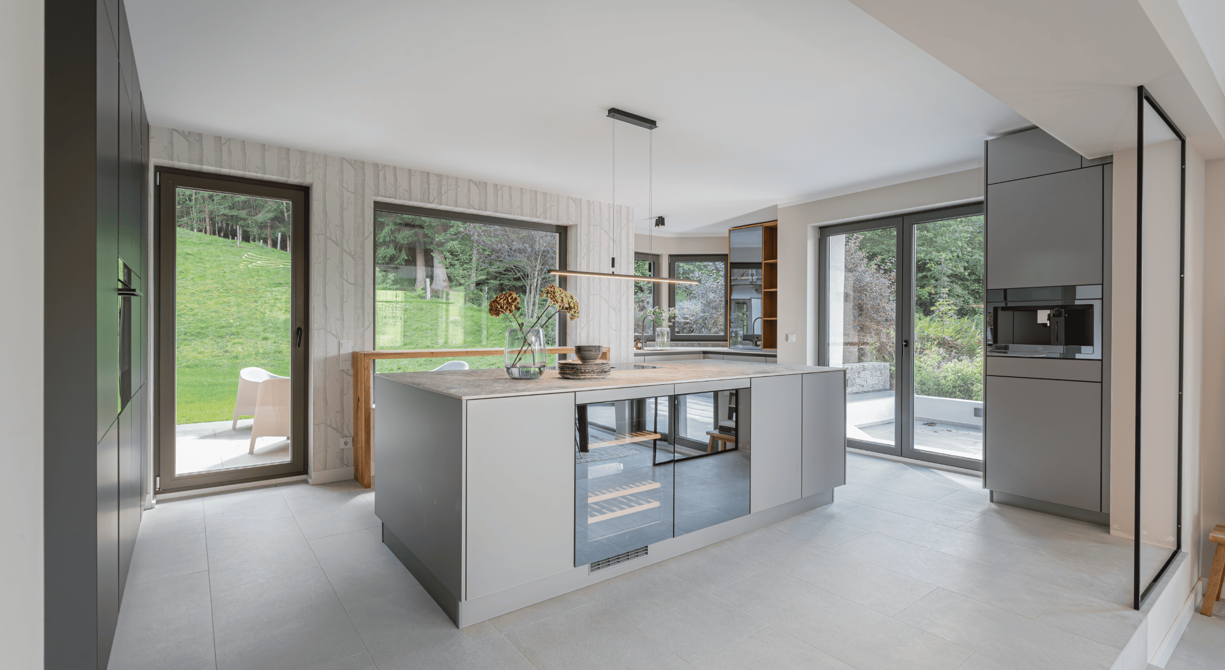 Schlafzimmer mit Holzwand und Ausblick im Mountain Retreat A