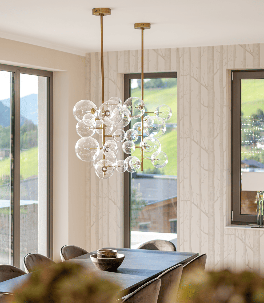 Wohnzimmer mit Panoramafenstern und Sitzecke mit Blick auf die Berge