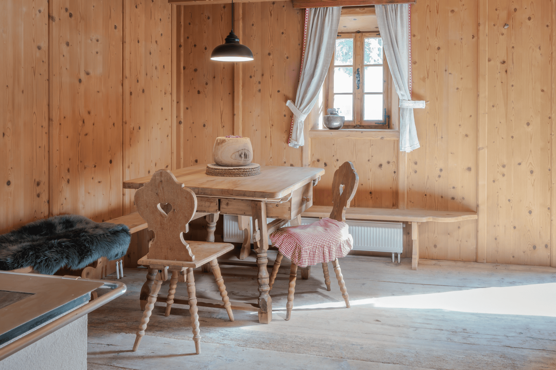 Detailaufnahme mit grauem Sofa und Holzlamellen im Chalet