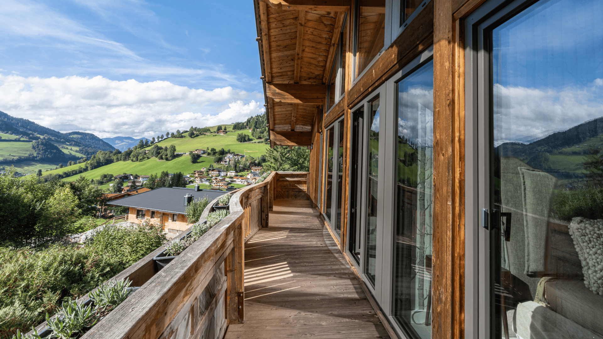 Detailaufnahme einer Holztreppe mit Glasgeländer im Mountain Retreat A